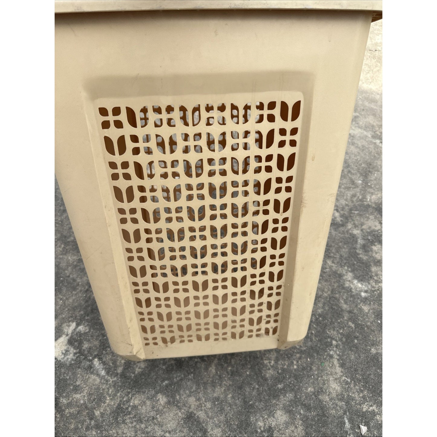 Vintage Rubbermaid Hamper Tulip design beige Almond model 2789