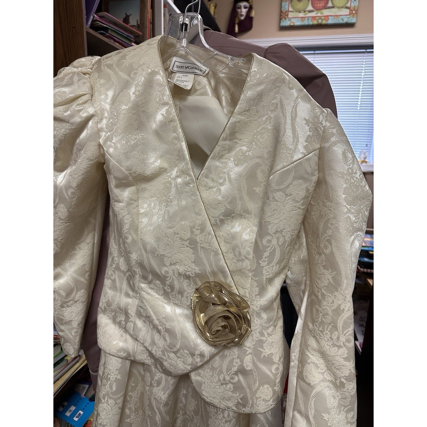 1980’s Scott McClintock 2pc Ivory Short Skirt Suit SZ 4 w/gold Flower Bow EUC