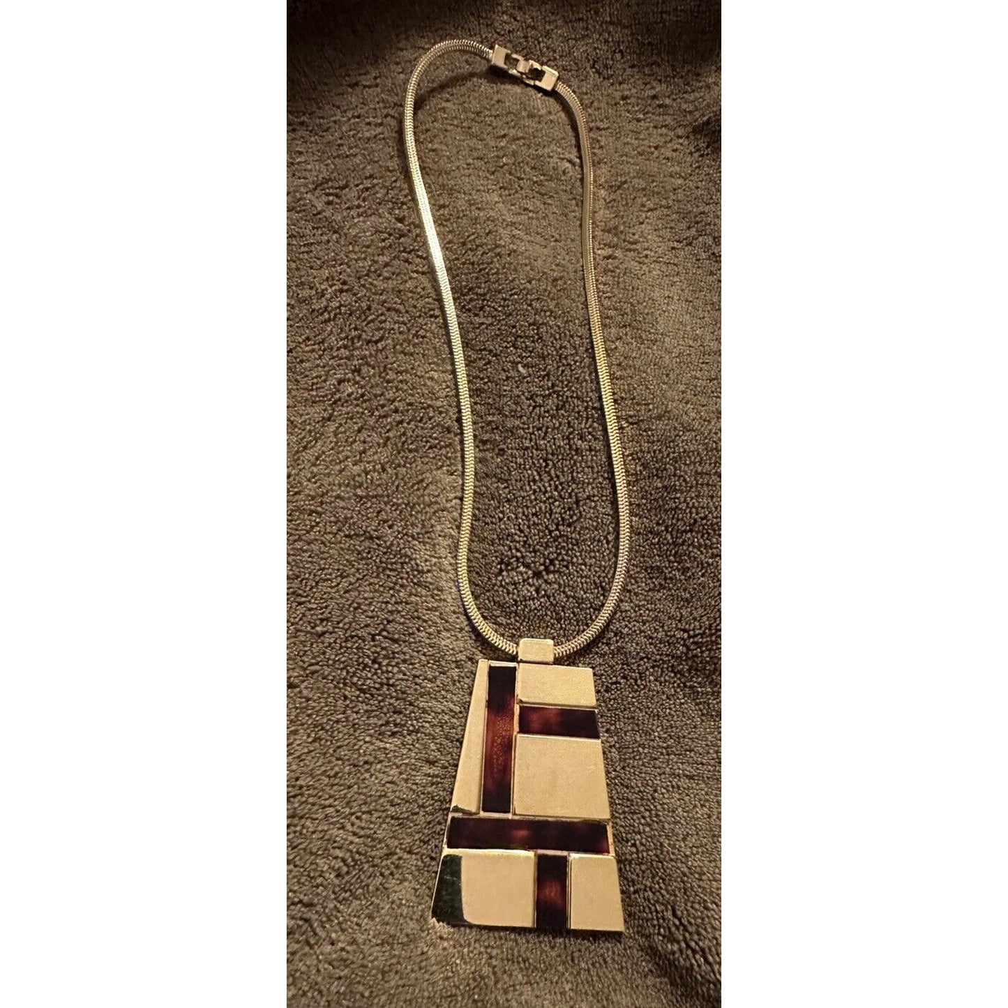 Crown Trifari Tortoise Lucite Inlay Pendant Gold Tone Chain Necklace Choker 14"