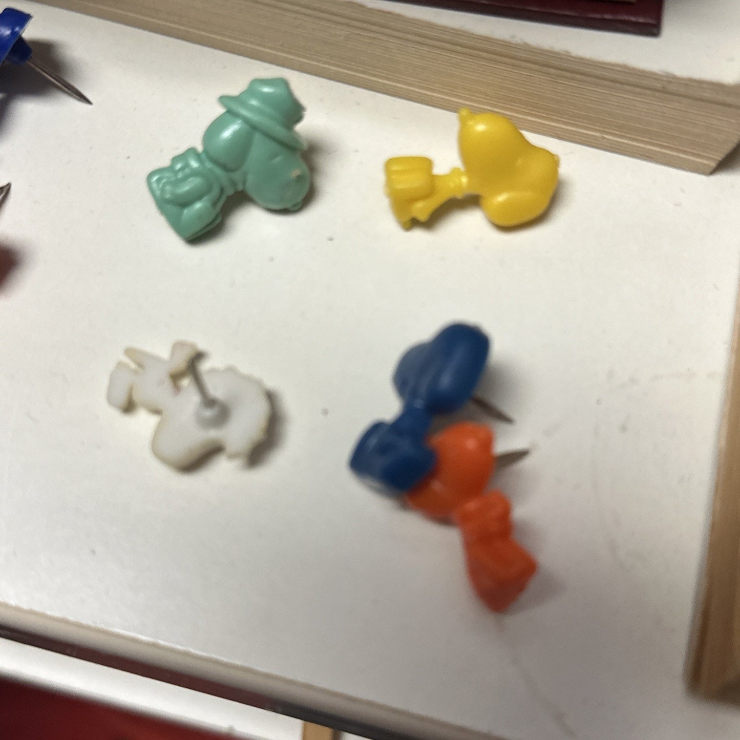 VINTAGE SNOOPY FROM PEANUTS CHARLIE BROWN & LUCY PUSH PINS THUMBTACKS