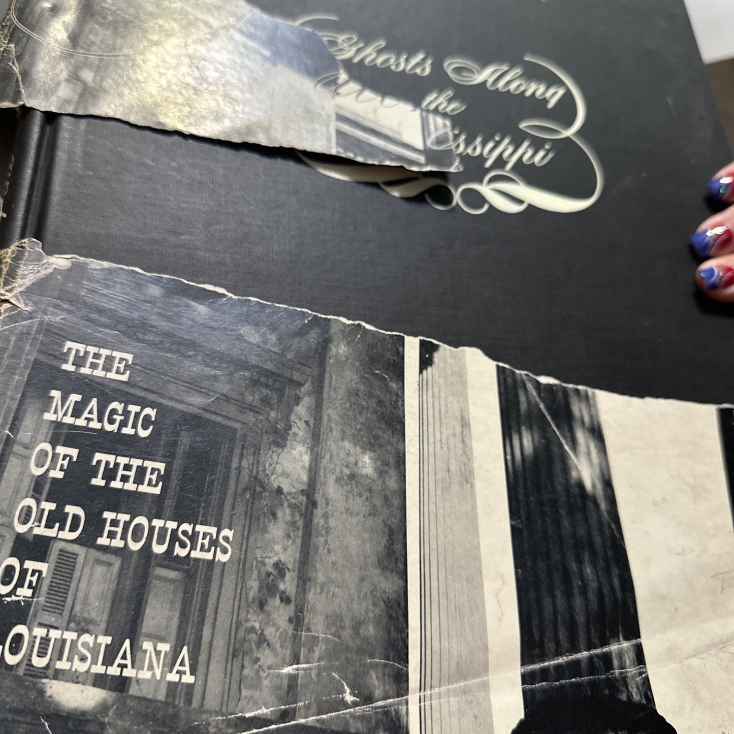 Ghosts Along the Mississippi: The Magic of the Old Houses of Louisiana, Loughlin