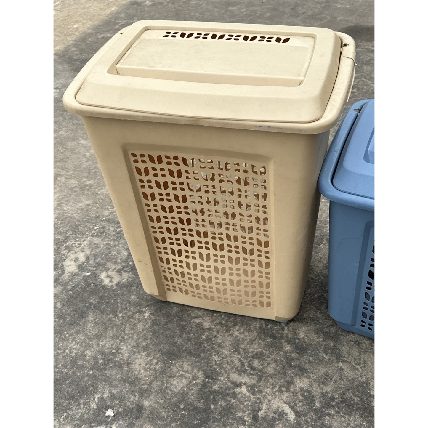 Vintage Rubbermaid Hamper Tulip design beige Almond model 2789