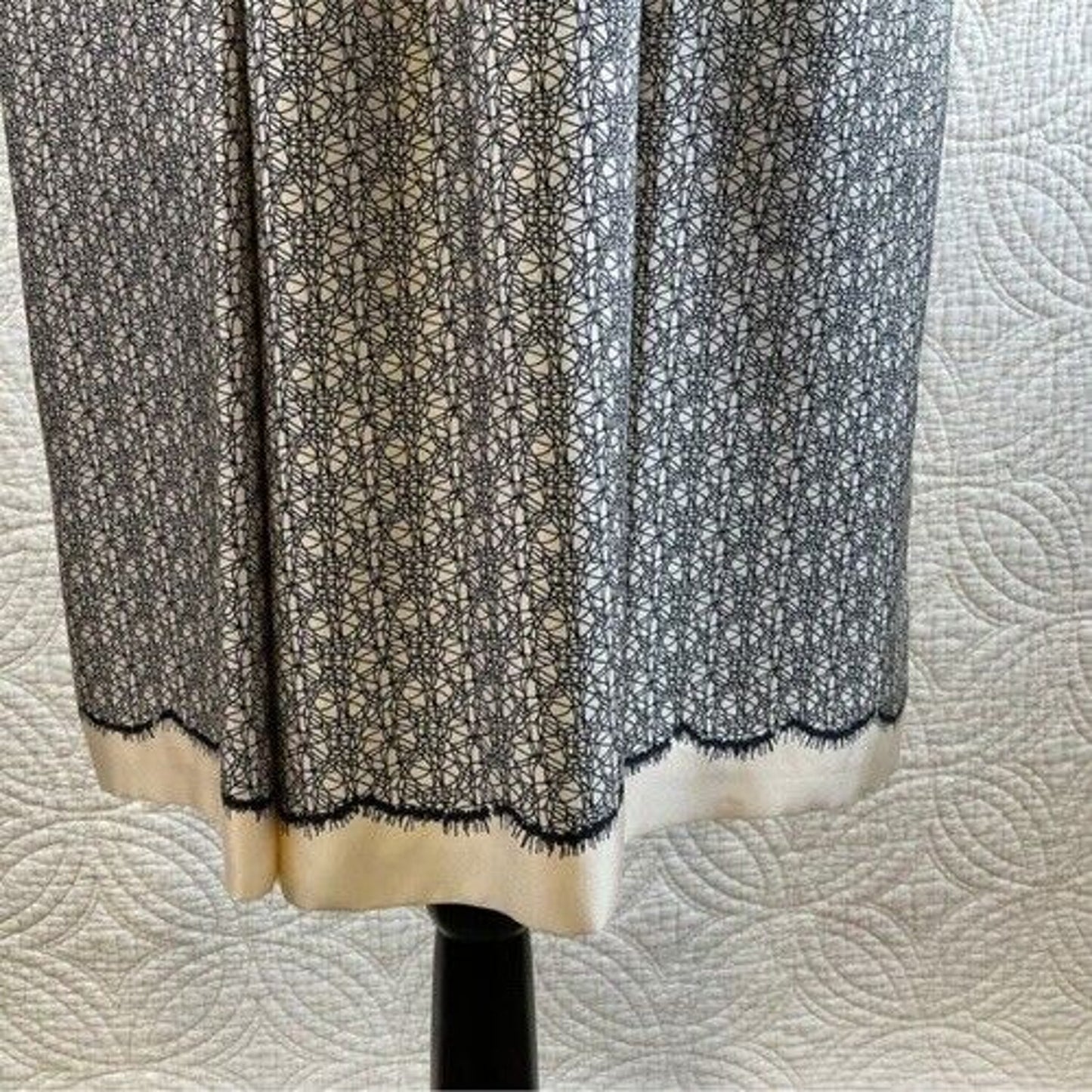 Pre-Owned Women’s Miss Wu Lace Print Silk Twill Dress, Cream & Black color, Sz 10
