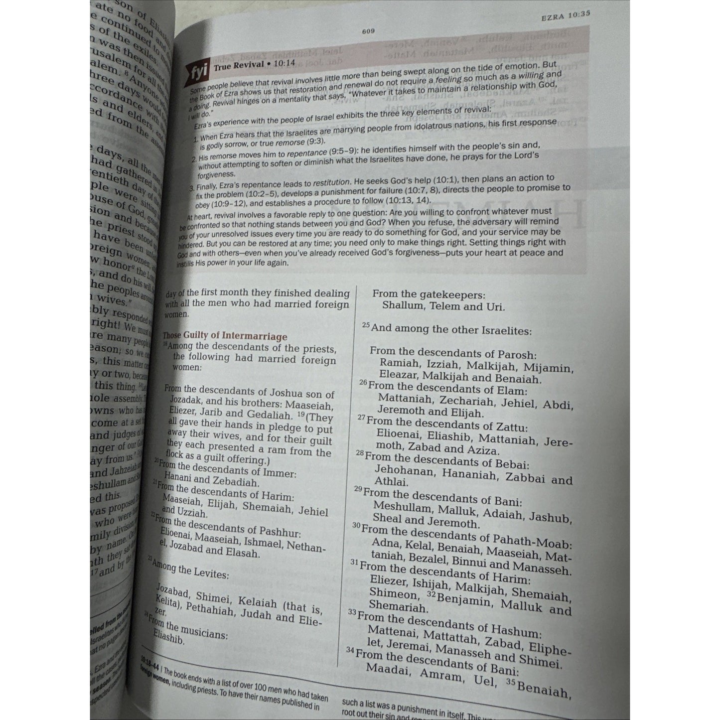 Jeremiah Study Bible, NKJV: Navy/Tan LeatherLuxe : What It Says. What It Means.