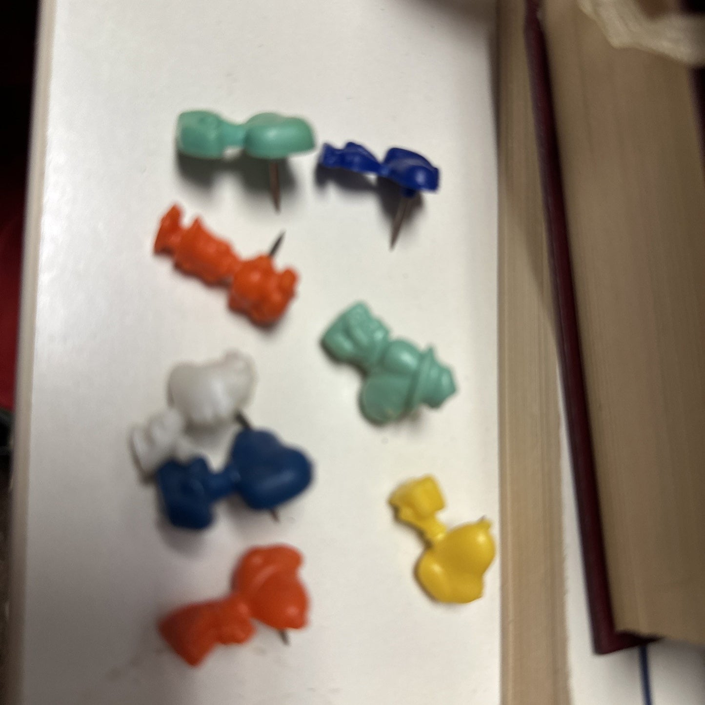 VINTAGE SNOOPY FROM PEANUTS CHARLIE BROWN & LUCY PUSH PINS THUMBTACKS