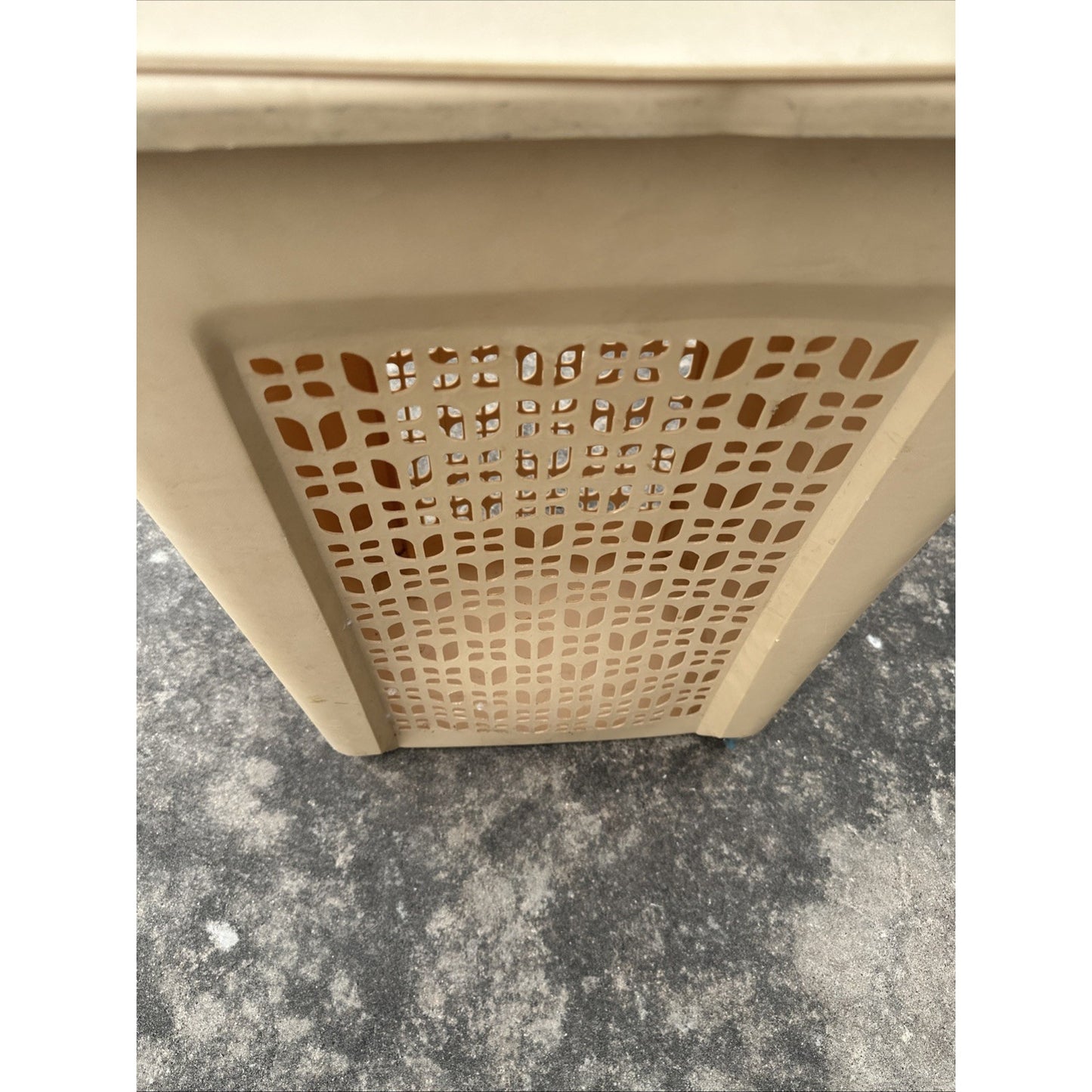 Vintage Rubbermaid Hamper Tulip design beige Almond model 2789