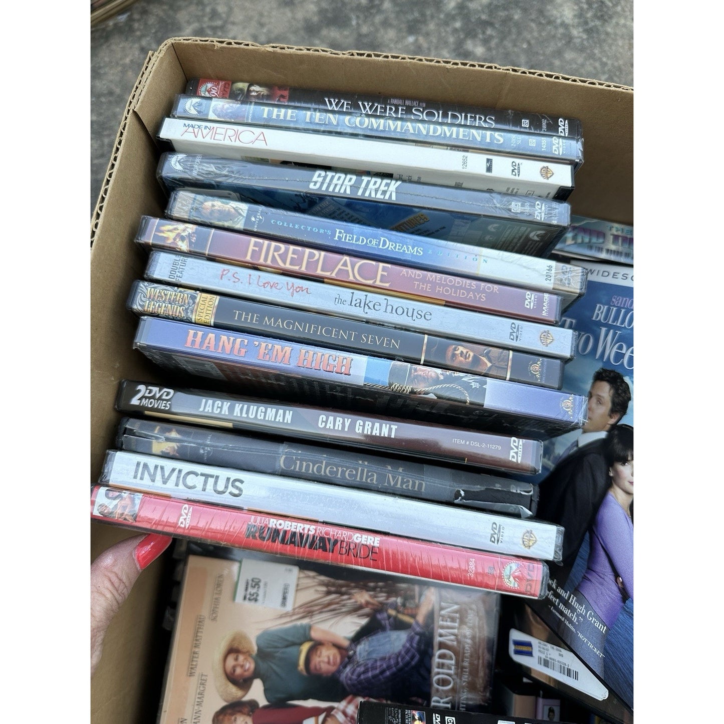 100 DVD movies! Wholesale assorted Used DVD Lot in great condition with cases!
