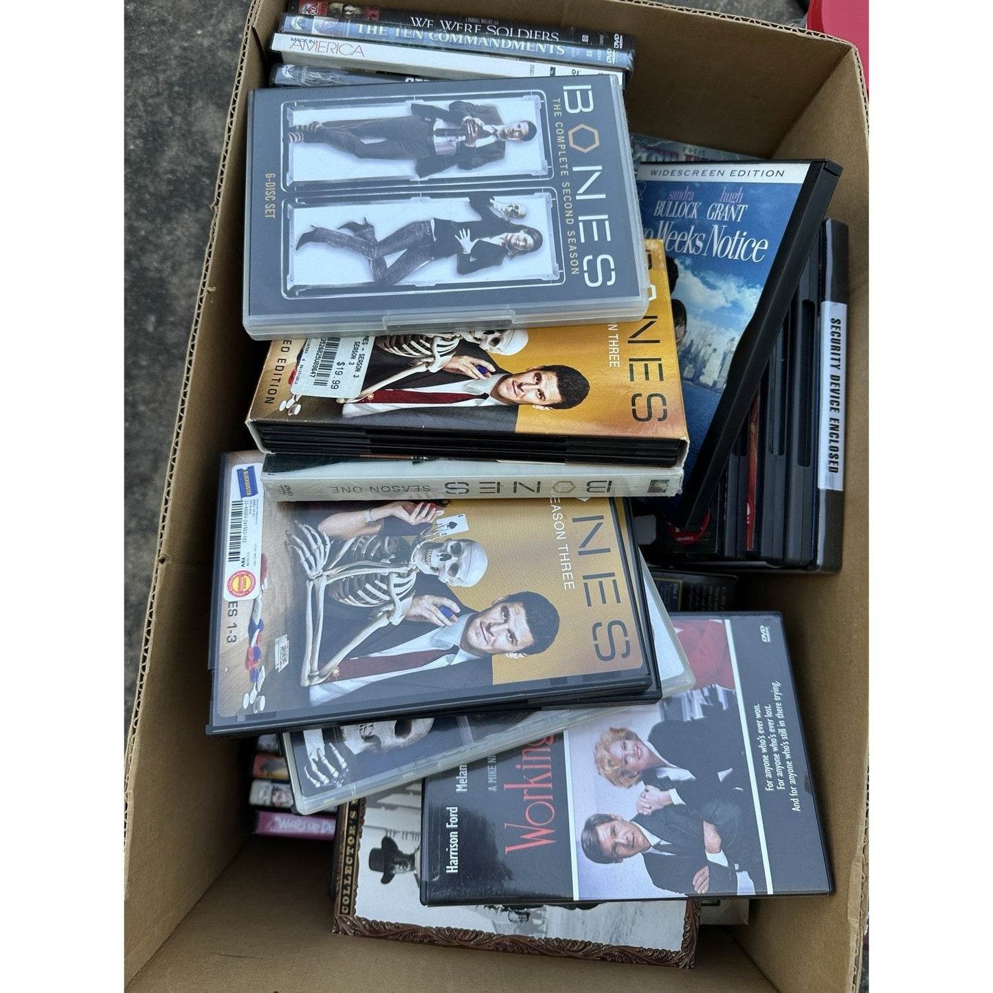 100 DVD movies! Wholesale assorted Used DVD Lot in great condition with cases!