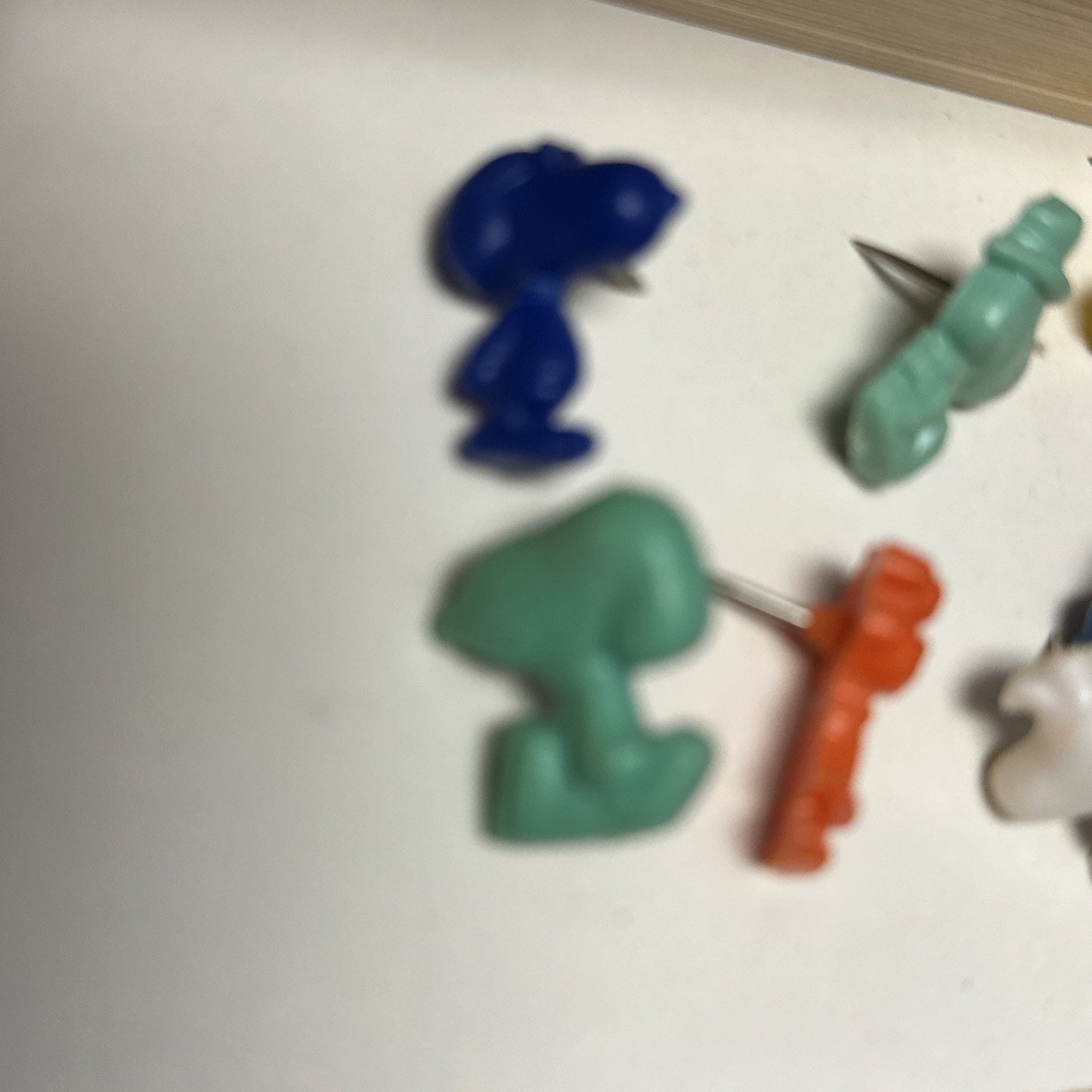 VINTAGE SNOOPY FROM PEANUTS CHARLIE BROWN & LUCY PUSH PINS THUMBTACKS