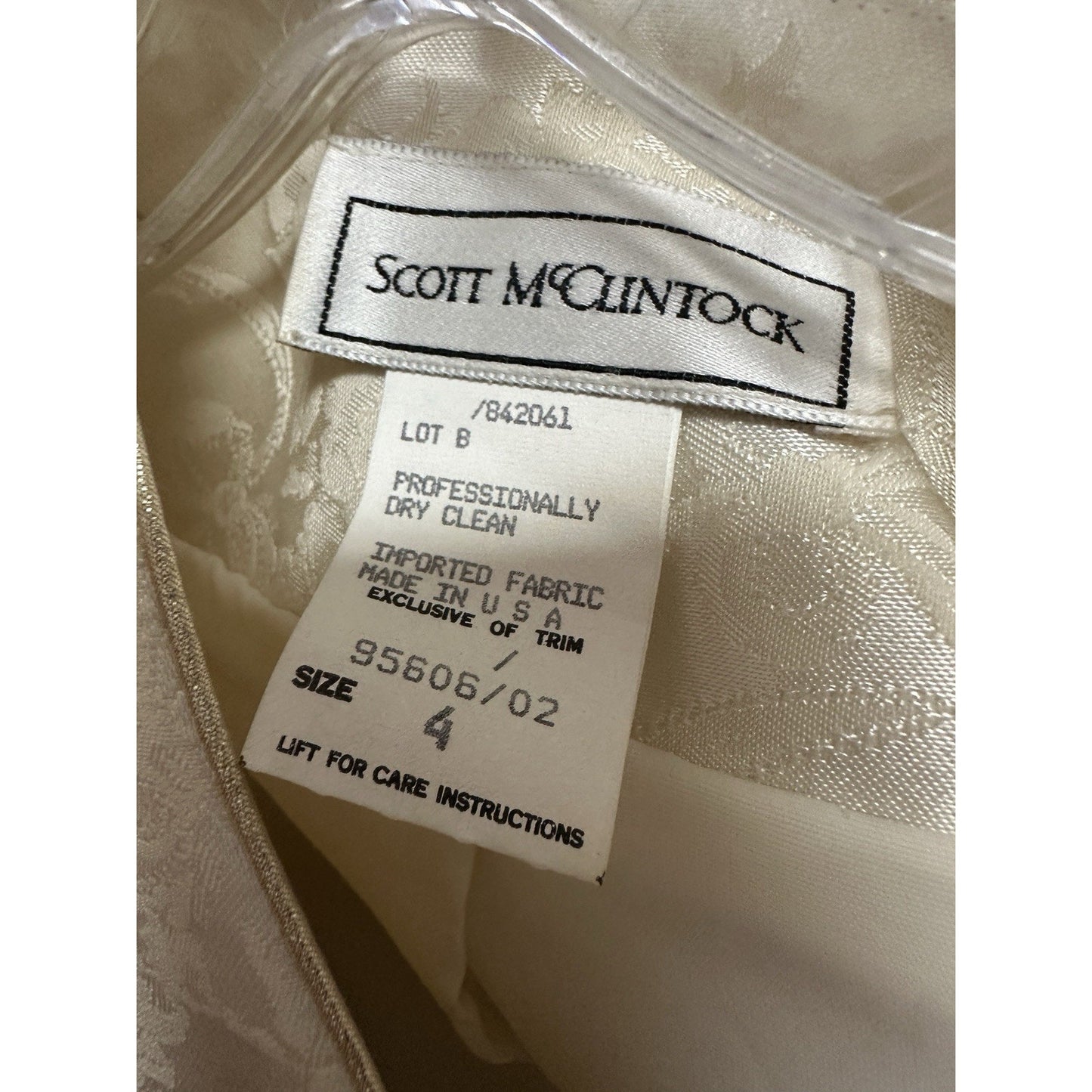 1980’s Scott McClintock 2pc Ivory Short Skirt Suit SZ 4 w/gold Flower Bow EUC