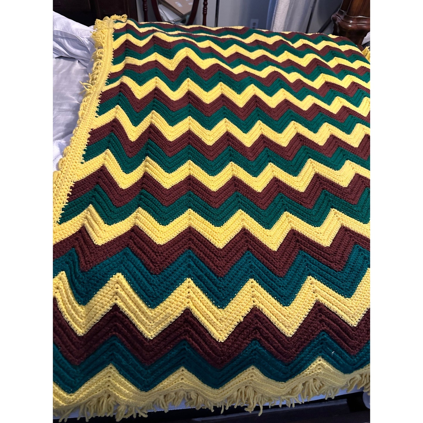 1970s crocheted afghan. 74x48 great condition