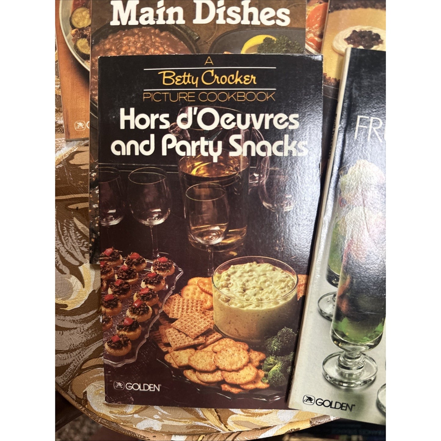 VIntage Betty Crocker set of seven picture cookbooks 1982