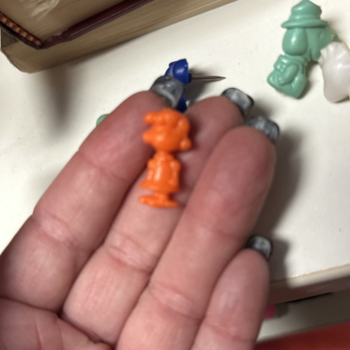 VINTAGE SNOOPY FROM PEANUTS CHARLIE BROWN & LUCY PUSH PINS THUMBTACKS