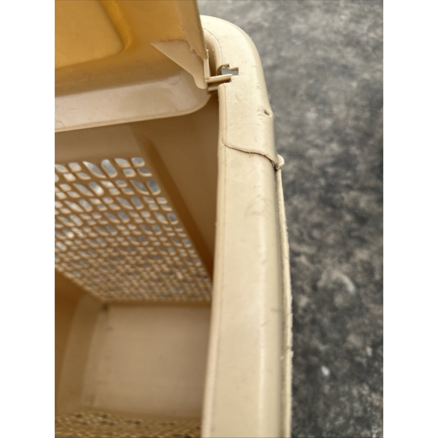 Vintage Rubbermaid Hamper Tulip design beige Almond model 2789