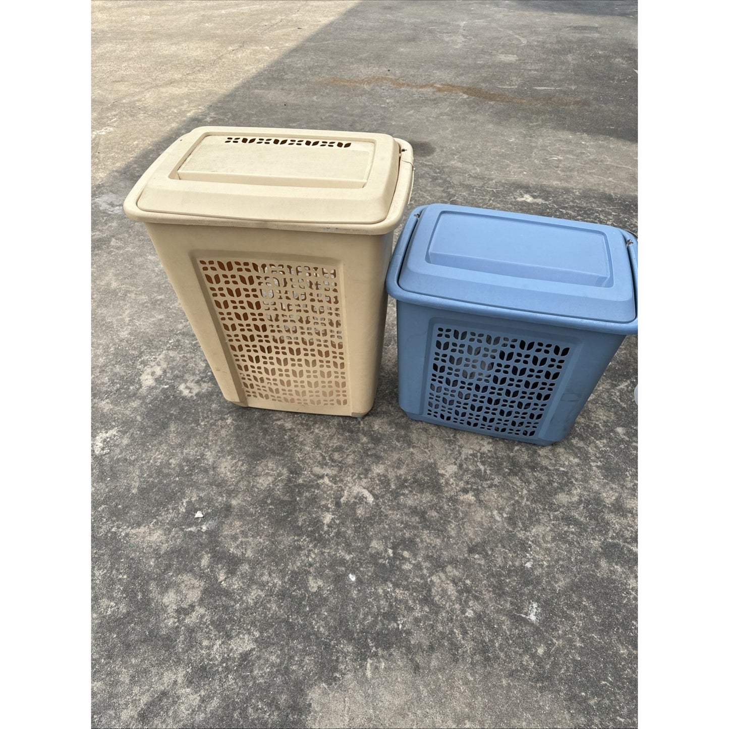 Vintage Rubbermaid Hamper Tulip design beige Almond model 2789