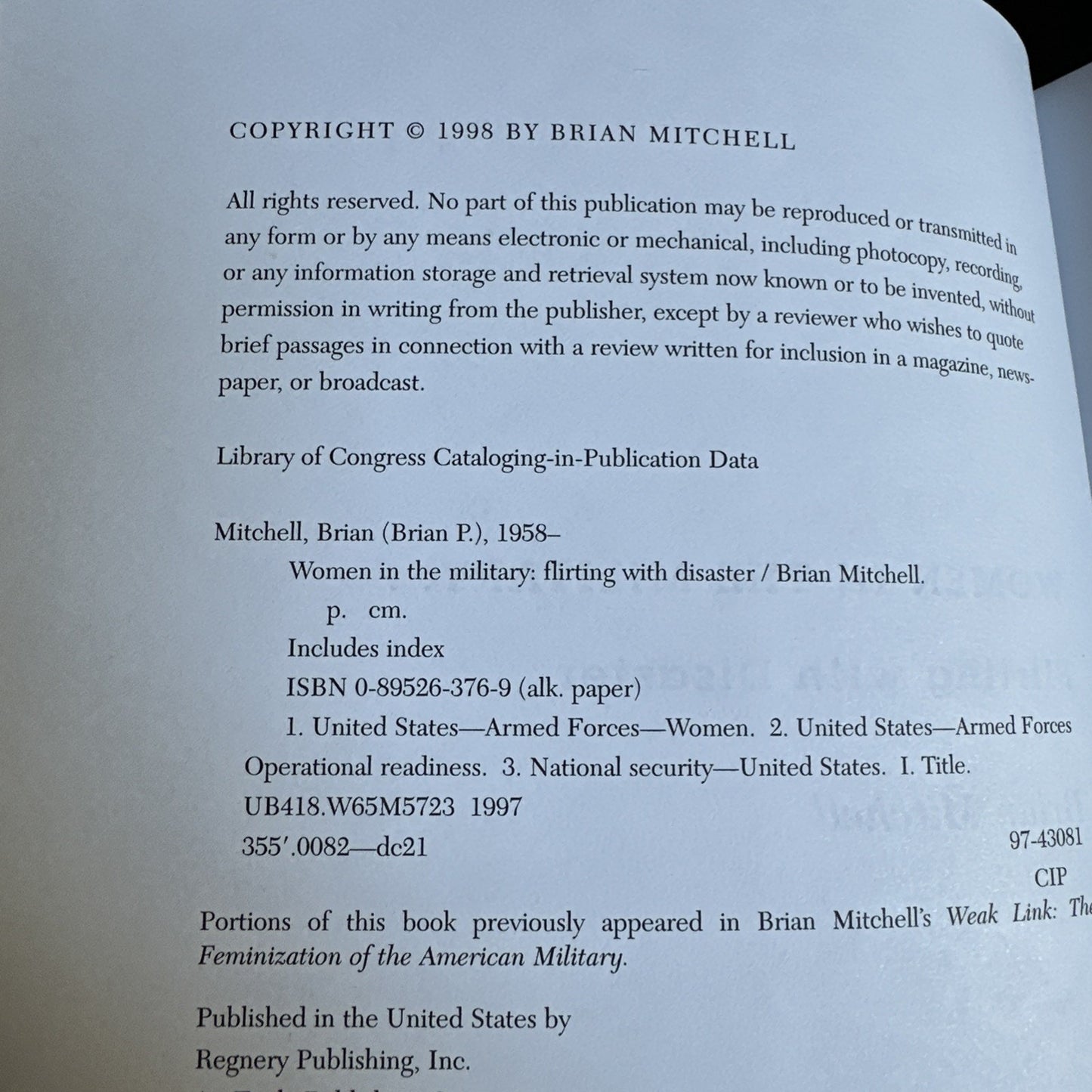 Women in the Military : Flirting with Disaster by Brian Mitchell 1998 HCDJ