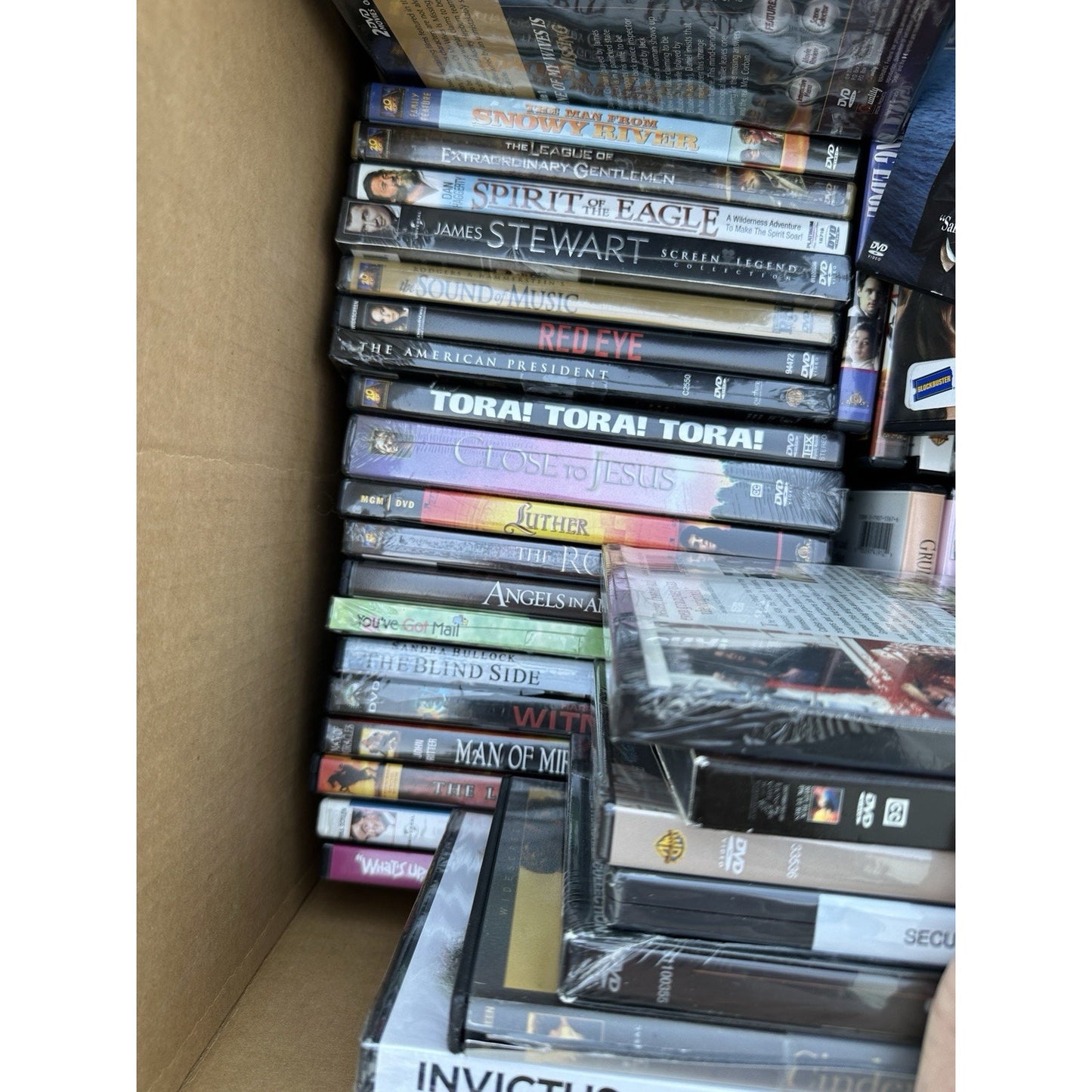 100 DVD movies! Wholesale assorted Used DVD Lot in great condition with cases!