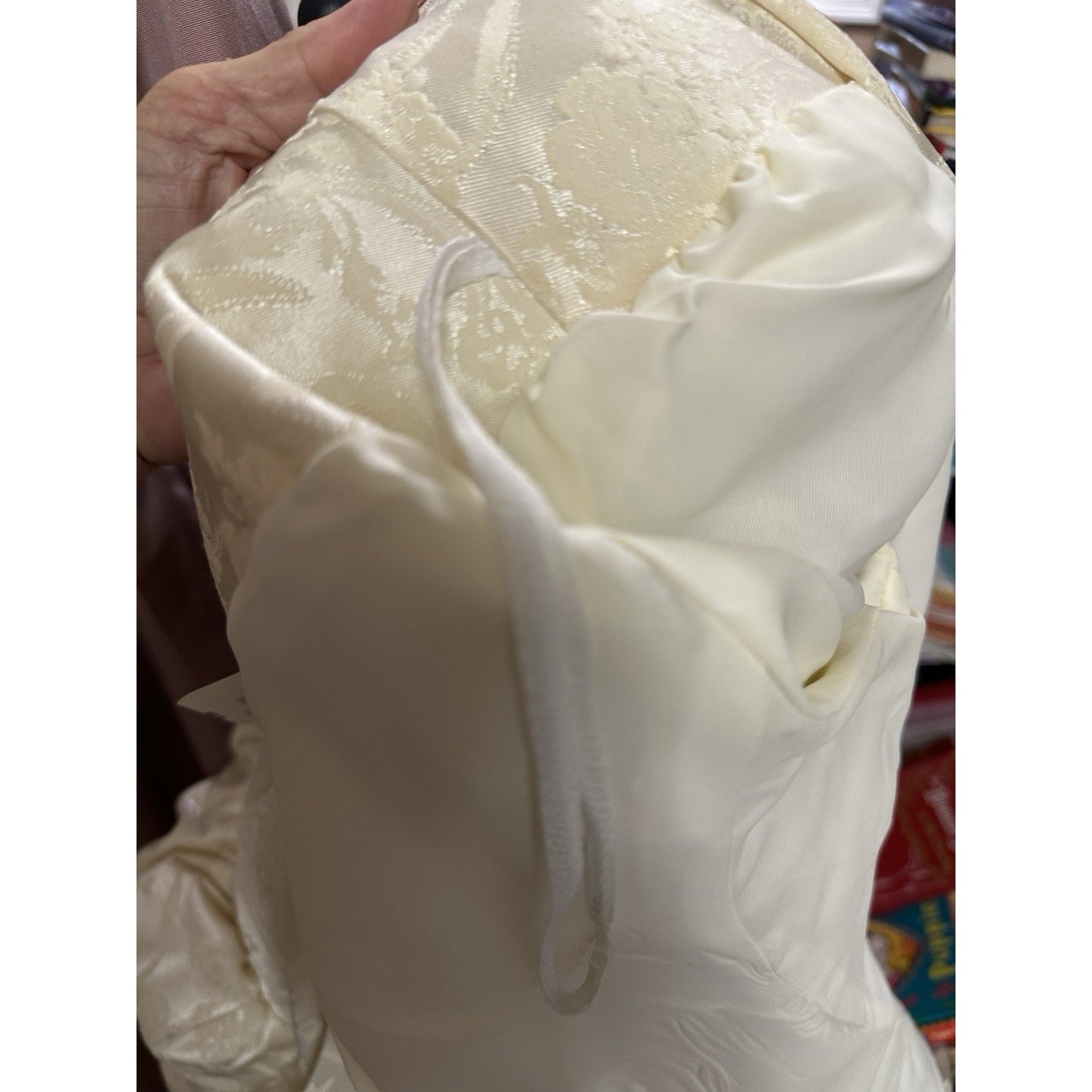 1980’s Scott McClintock 2pc Ivory Short Skirt Suit SZ 4 w/gold Flower Bow EUC