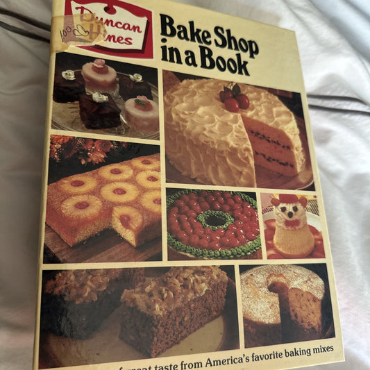 Duncan Hines Bake Shop in a Book 3-Ring Hardcover Book 1979